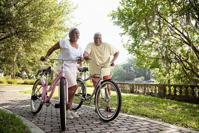 一对老年夫妇在户外骑自行车