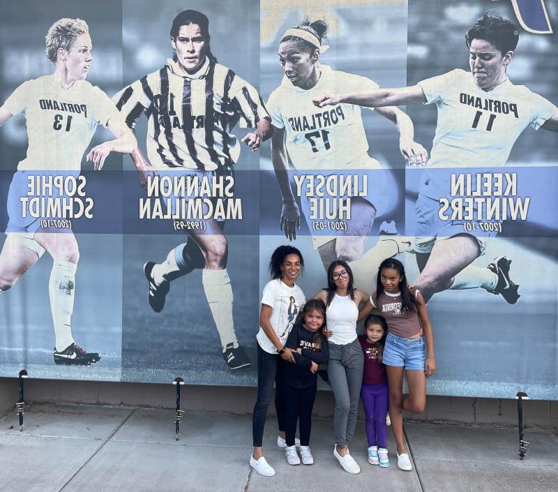 Lindsey Huie(右)和她的孩子(左起)Kinsley, Rylie, 波特兰大学的Kaia和Mimi, 2022年，这位足球运动员在那里入选了学校的体育名人堂. (图片由Lindsey Huie提供)