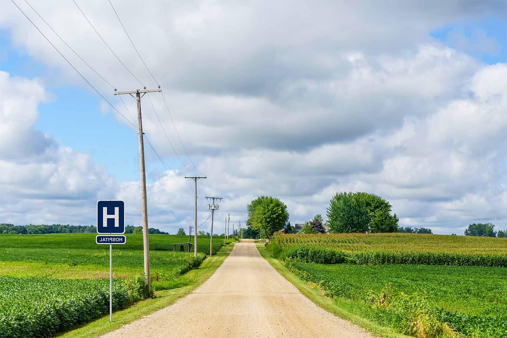 带有“医院”标志的乡村道路图像