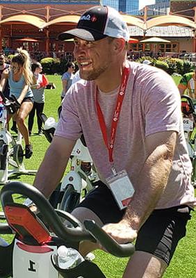 杰弗瑞·马奎斯在户外活动中骑着固定自行车